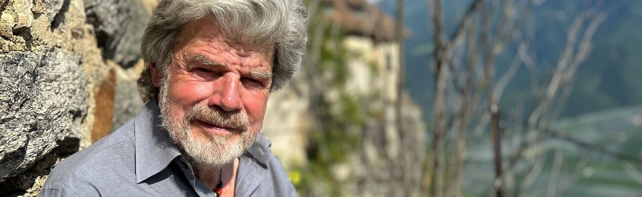 Der Bergsteiger Reinhold Messner sitzt an seinem Schloss Juval auf einer Bank., © Christoph Sator/dpa