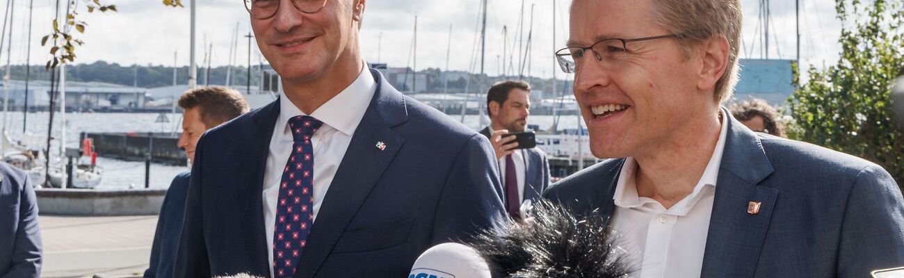 Daniel Günther (rechts) unterstützt Merz als Unions-Kanzlerkandidat., © Markus Scholz/dpa