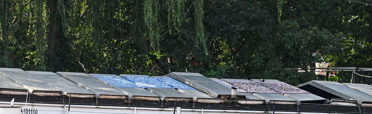 Bei einem Partyboot auf der Berliner Spree ist ein Metalldach eingestürzt. , © Jens Kalaene/dpa