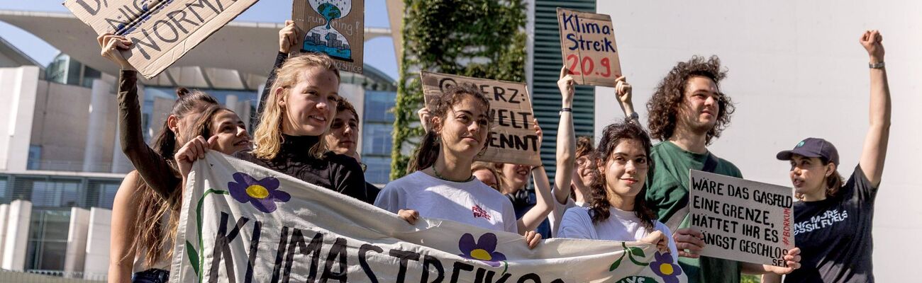 Wollen am Freitag in mehr als 100 Orten auf die Straße gehen: Klimaschützer von Fridays for Future. , © Carsten Koall/dpa