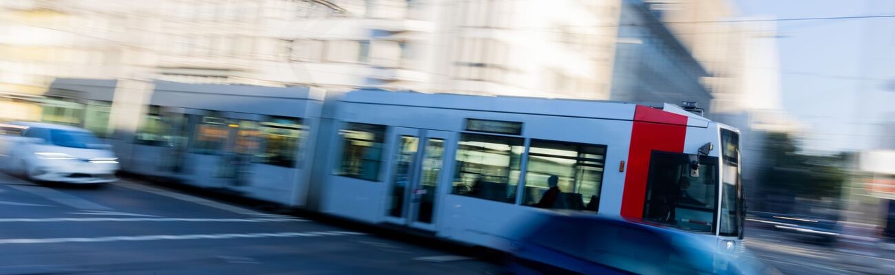 Der ÖPNV in NRW verzeichnete im zweiten Quartal 2024 mehr Fahrgäste als im gleichen Zeitraum des Vorjahres. (Symbolbild), © Rolf Vennenbernd/dpa