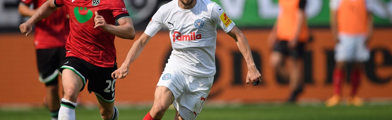 Hoffnungsträger bei Holstein Kiel: Offensivspieler Steven Skrzybski (r)., © Swen Pförtner/dpa