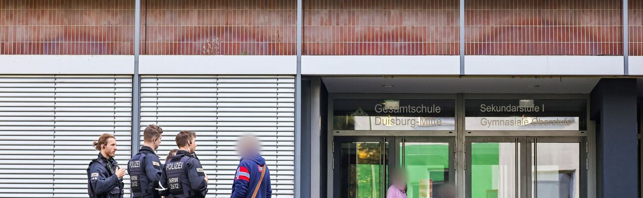 Die Schülerinnen und Schülern wurden von einem Bus nach Duisburg zurückgebracht., © Christoph Reichwein/dpa