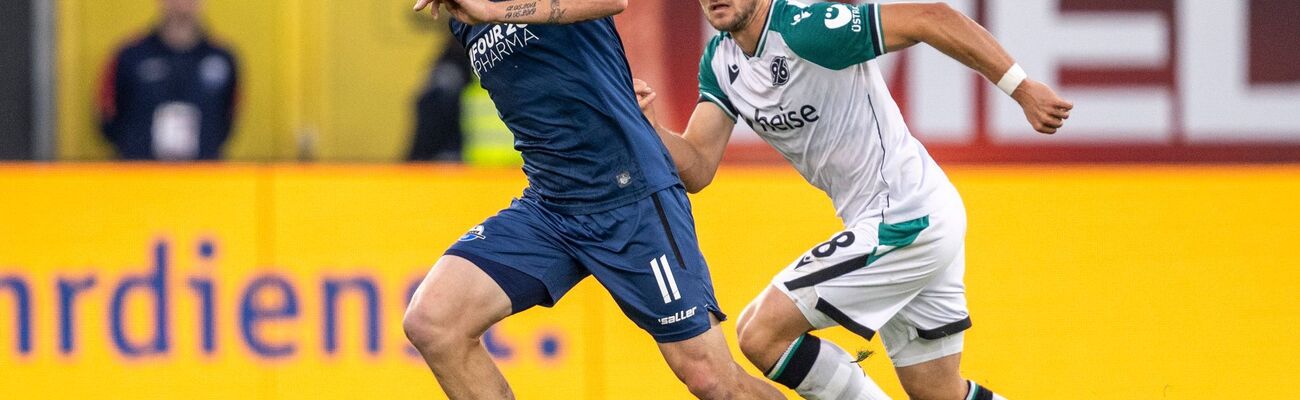 Sven Michel (l) und der SC Paderborn bleiben ungeschlagen., © David Inderlied/dpa