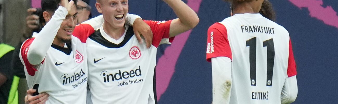 Hugo Larsson bejubelt seinen Führungstreffer für Eintracht Frankfurt., © Thomas Frey/dpa