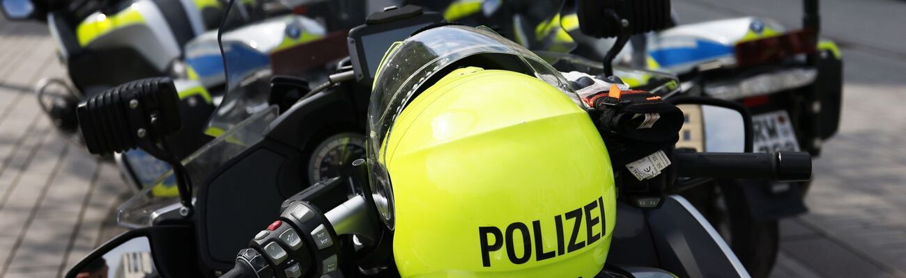 Noch sind an den Helmen von Motorradpolizisten Kabel für den Funk - bald sollen sie mit Bluetooth funktionieren. (Archivfoto), © David Young/dpa