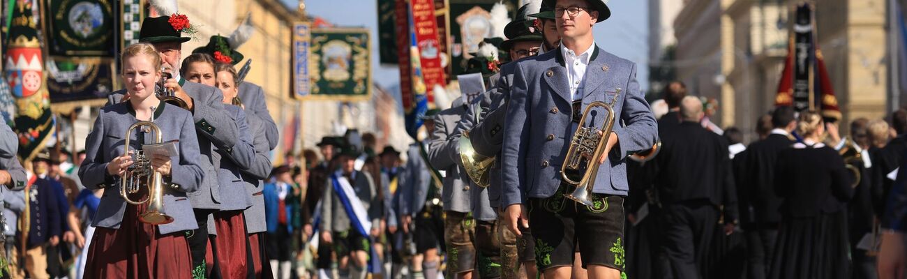 Trachtler ziehen zur Wiesn., © Karl-Josef Hildenbrand/dpa