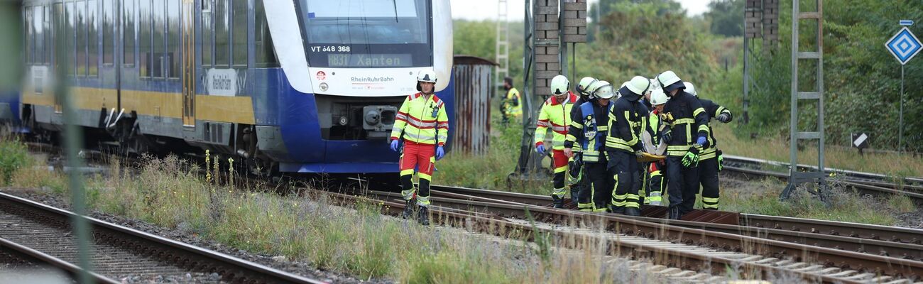 Mehrere Menschen wurden bei einem Zugunfall am Niederrhein verletzt., © Justin Brosch/dpa