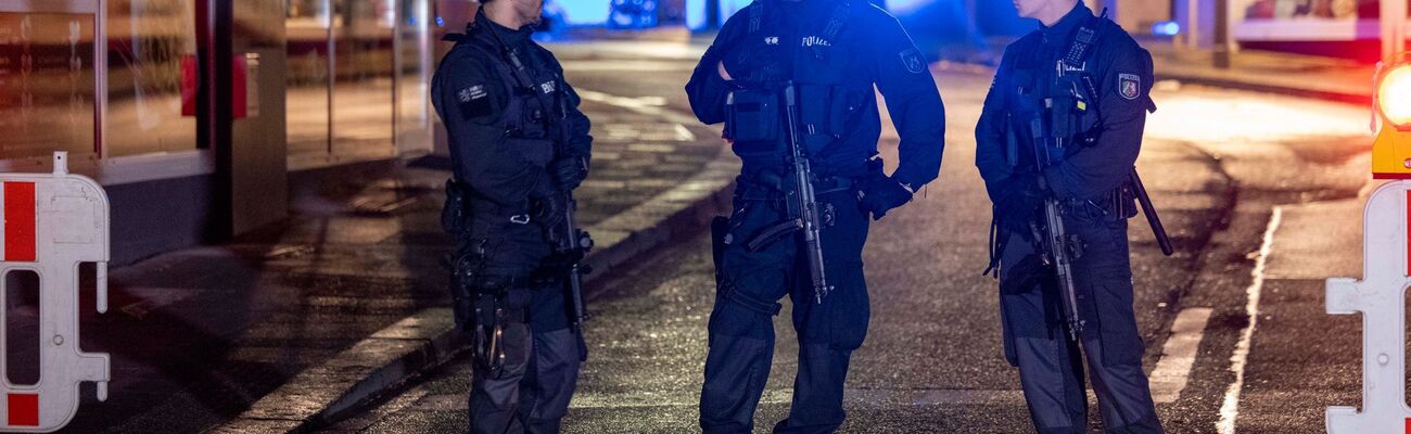 Polizisten stehen nach dem Terroranschlag von Solingen in der Innenstadt. (Archivbild), © Thomas Banneyer/dpa