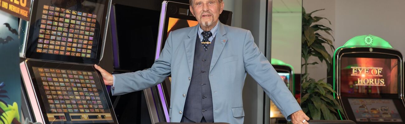 Paus Gauselmann mit 84 Jahren im Jahr 2019 in einem Showroom am Firmensitz. Nun geht er mit 90 in Ruhestand., © Friso Gentsch/dpa