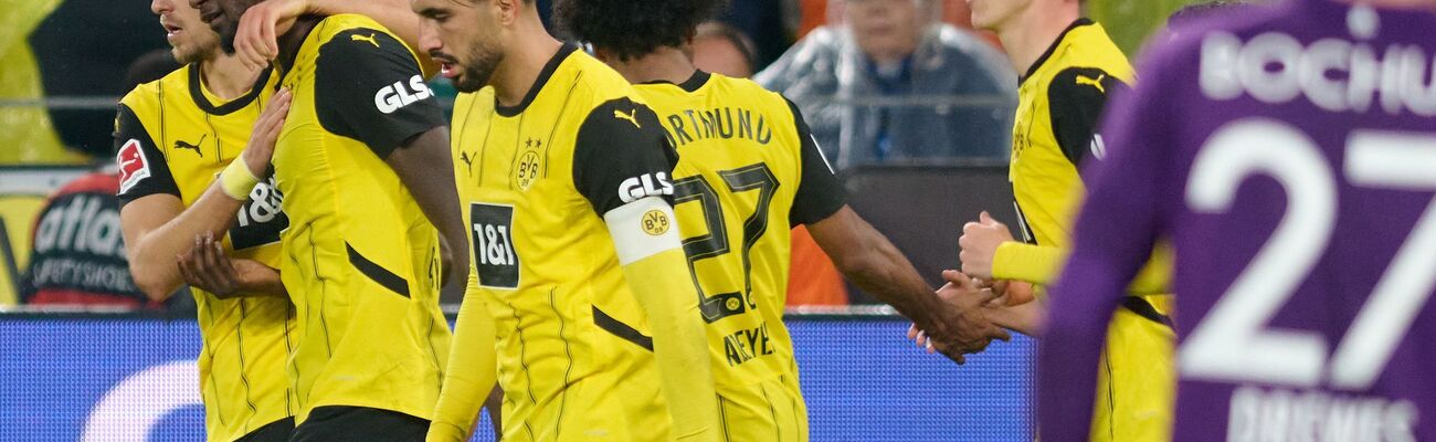 Beim 4:2 des BVB über Bochum wird Serhou Guirassy (Zweiter v.l.) als Matchwinner gefeiert., © Bernd Thissen/dpa