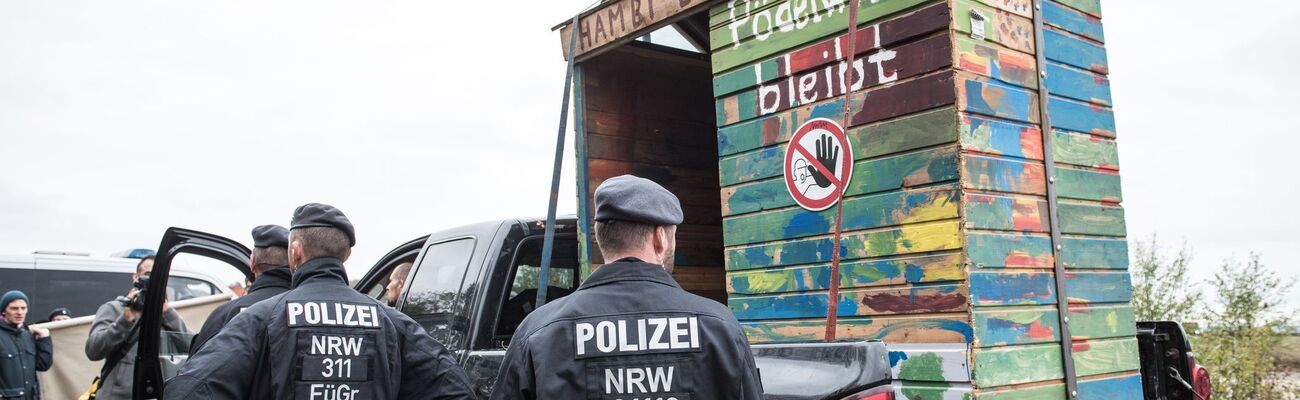 Das Bretterhaus auf dem Weg zu einer Demo am Hambacher Forst (Archivfoto), © Tim Wagner/dpa