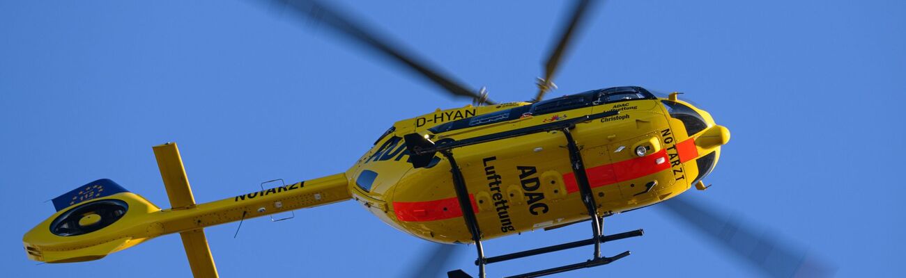 Ein Rettungshubschrauber brachte den lebensgefährlich verletzten Mann in ein Krankenhaus. (Symbolbild), © Robert Michael/dpa