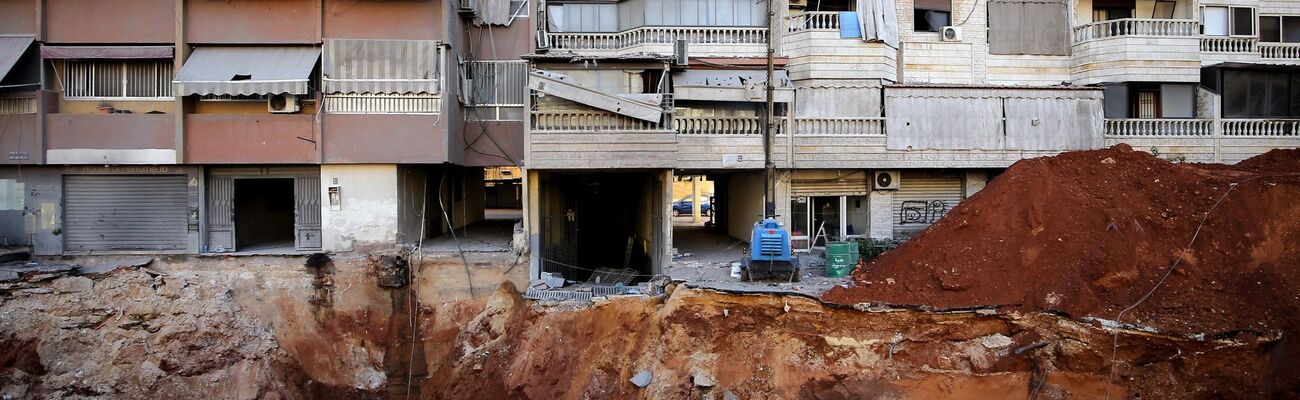 Ein riesiger Krater zeugt von dem israelischen Luftangriff auf das ehemalige Hauptquartier der Hisbollah., © Marwan Naamani/dpa