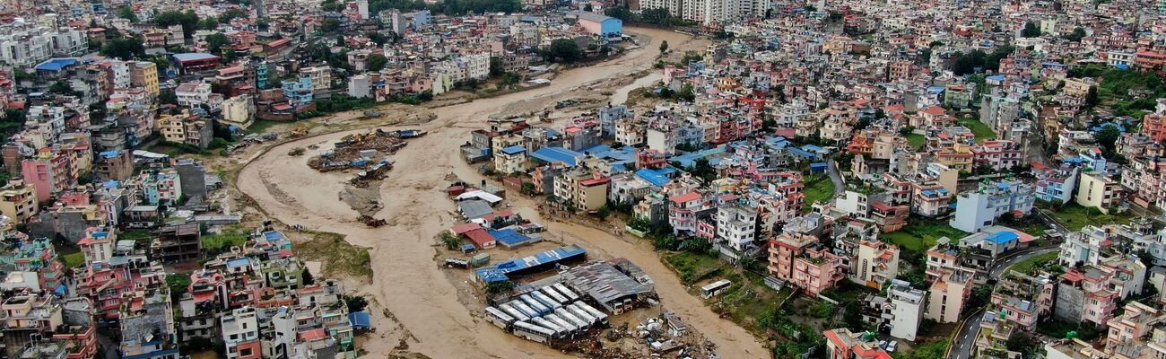 Nach starken Regenfällen in Nepal wälzen sich Schlamm- und Wassermassen durch das Kathmandutal. (Bild Archiv), © Gopen Rai/AP/dpa