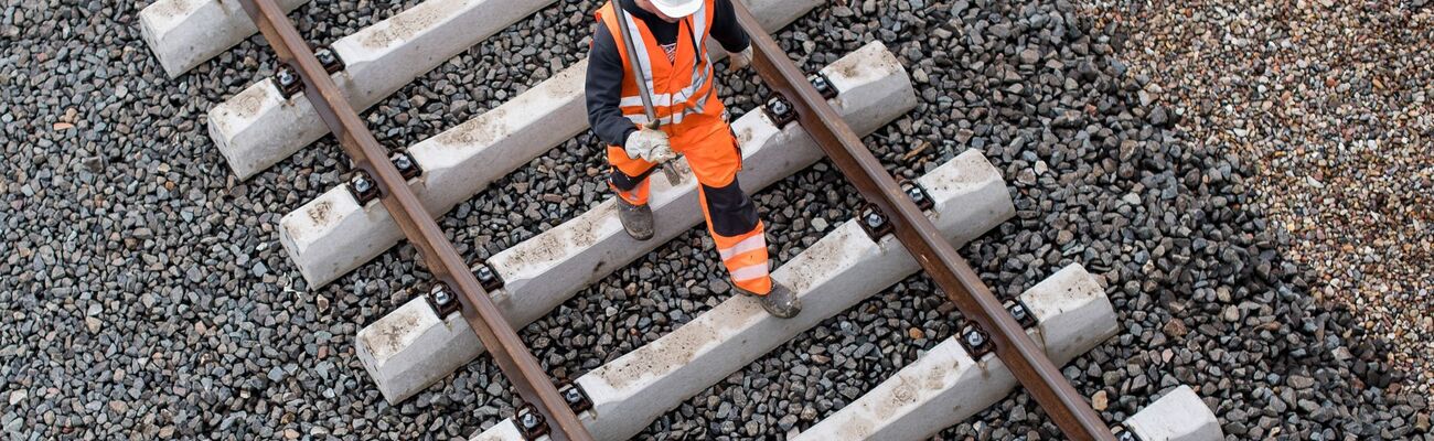 Die Bahn erneuert ihre Schienen zwischen Hamm und Hannover - für Reisende bringt das erstmal Umleitungen und Zugausfälle mit sich. (Archivbild), © Lukas Schulze/dpa