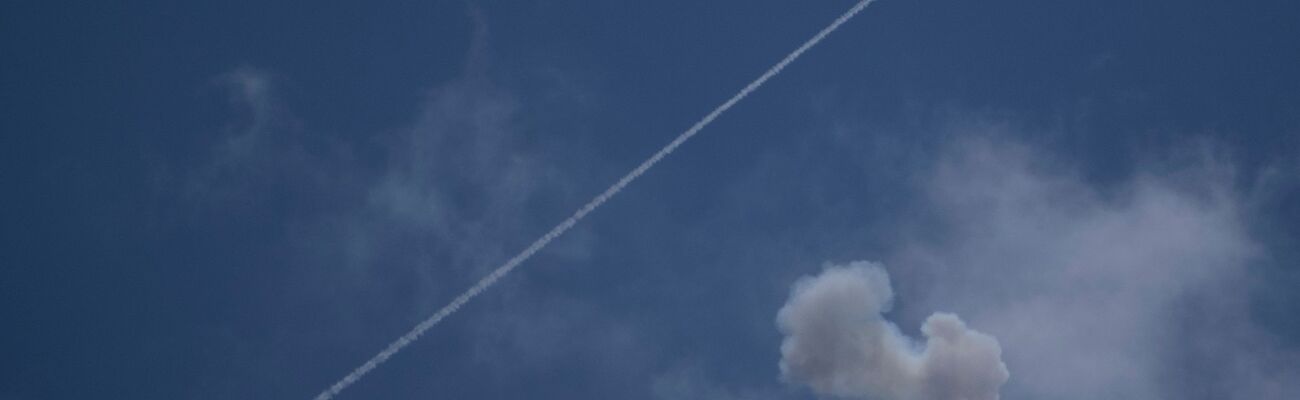 Israels Luftabwehrsystem Iron Dome feuert auf anfliegende Raketen aus dem Libanon., © Leo Correa/AP/dpa