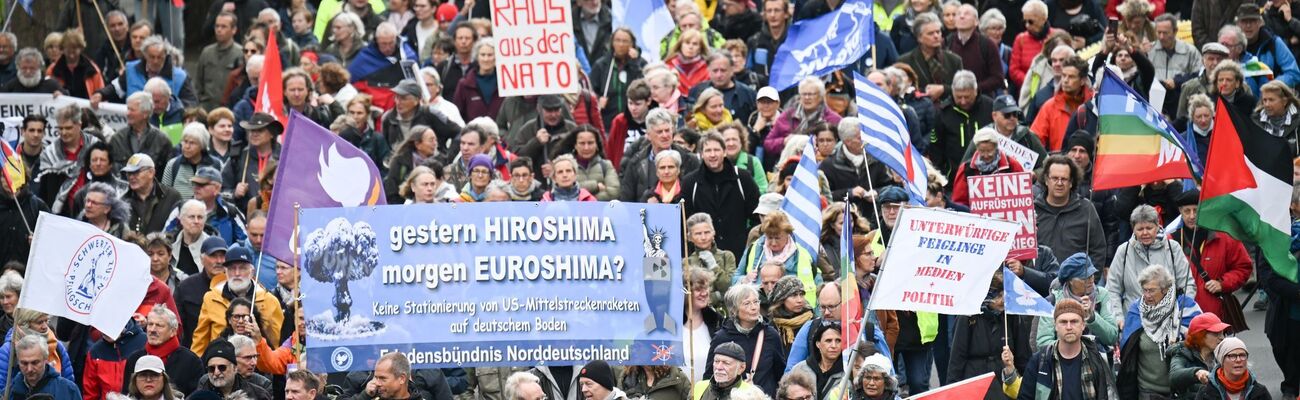 Bei der Demonstration zu dem das Bündnis „Nie wieder Krieg“ aufgerufen hatte, zogen Tausende von Teilnehmern durch Berlin., © Sebastian Gollnow/dpa