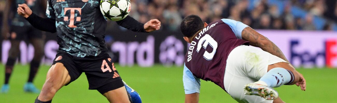 Jamal Musiala (l), hier im Einsatz gegen Aston Villa, muss vorerst pausieren., © Peter Kneffel/dpa