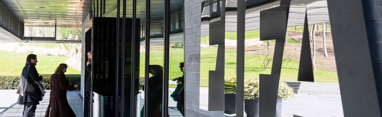 Die FIFA steht wegen ihrer Transferregeln unter Druck., © picture alliance / dpa