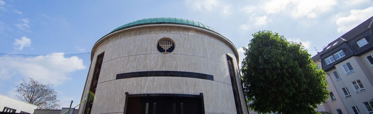 Unter der Überschrift «Ein Jahr danach» gibt es am Montag eine Mahnwache vor der Düsseldorfer Synagoge. Am Abend sollen auf dem Platz vor der Synagoge 1200 Kerzen im Gedenken an die Opfer entzündet werden., © Rolf Vennenbernd/dpa