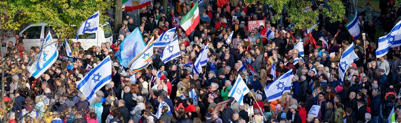 An einer Demonstration zum Jahrestag des Hamas-Terrorangriffs auf Israel beteiligten sich am Sonntag laut Polizei in Düsseldorf knapp 1.000 Menschen., © Henning Kaiser/dpa