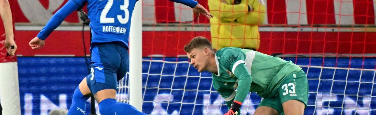 Stuttgarts Torhüter Alexander Nübel stand im Spiel gegen die TSG 1899 Hoffenheim vor den anstehenden Länderspielen im Fokus., © Jan-Philipp Strobel/dpa