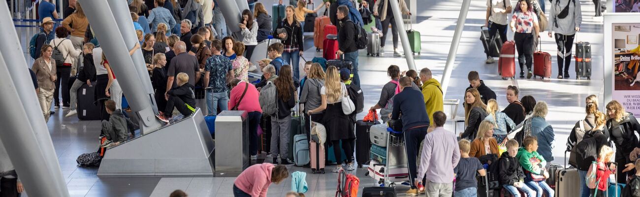 An den großen Flughäfen in NRW wird am ersten Ferienwochenende wieder besonders viel los sein., © Thomas Banneyer/dpa