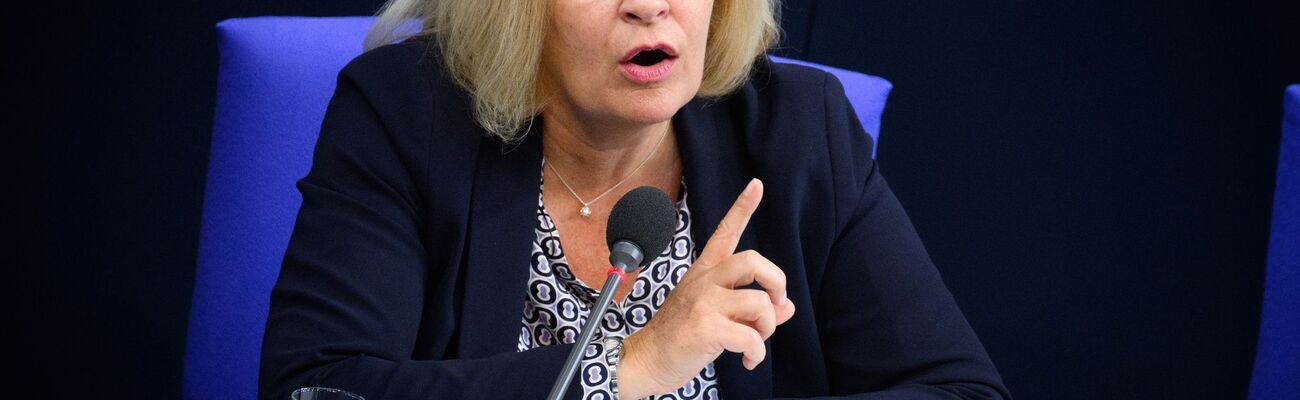 Aufgrund einer Fußverletzung stand Bundesinnenministerin Nancy Faeser (SPD) bei der Befragung durch die Abgeordneten nicht am Rednerpult, sondern nahm auf der Regierungsbank Platz., © Bernd von Jutrczenka/dpa