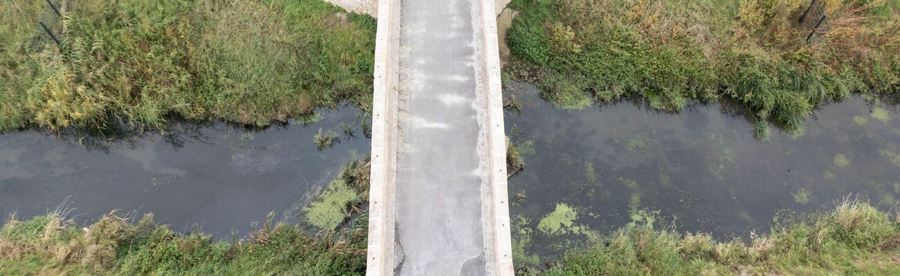 Am einen Ende der sanierten Postbrücke bei Lorsch versperrt ein Zaun den Durchgang., © Boris Roessler/dpa