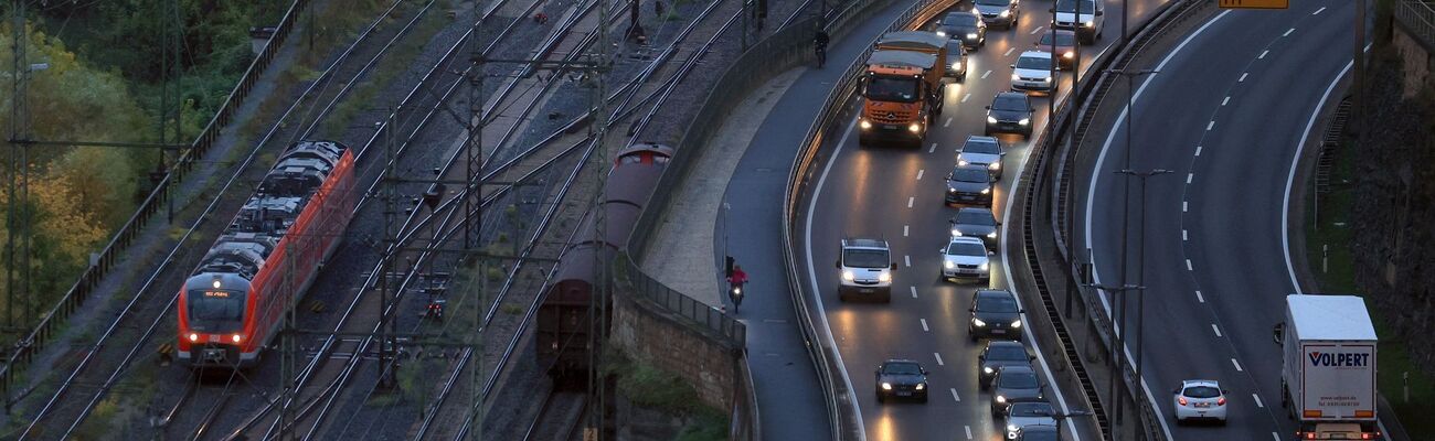 Für die Sanierung maroder Straßen, Schienen und Brücken schlagen die Verkehrsminister der Länder ein milliardenschweres Sondervermögen vor., © Karl-Josef Hildenbrand/dpa