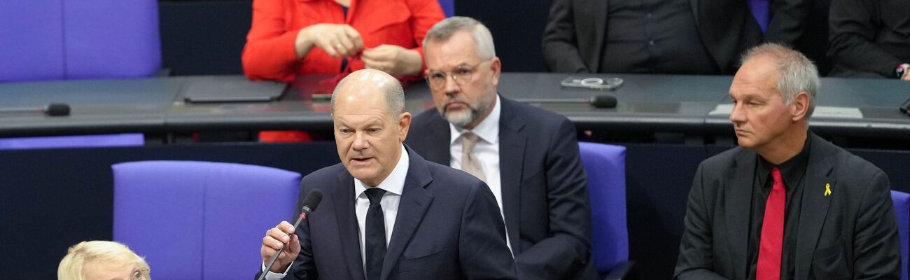 Olaf Scholz wehrte sich im Bundestag gegen Kritik der Union, die der Bundesregierung mangelnde Unterstützung Israels vorwarfen., © Kay Nietfeld/dpa