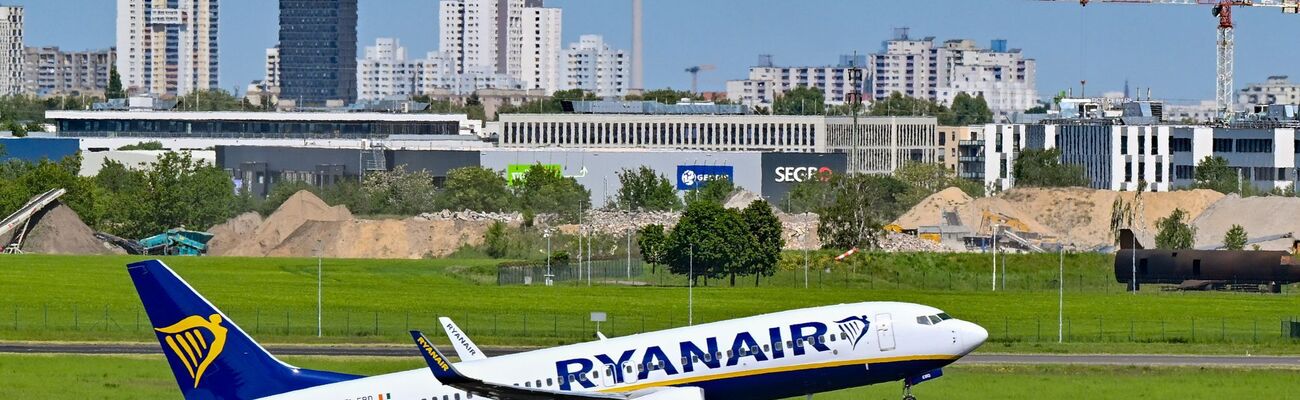 Ein Flugzeug der Fluggesellschaft Ryanair startet vom Hauptstadtflughafen Berlin Brandenburg BER., © Patrick Pleul/dpa