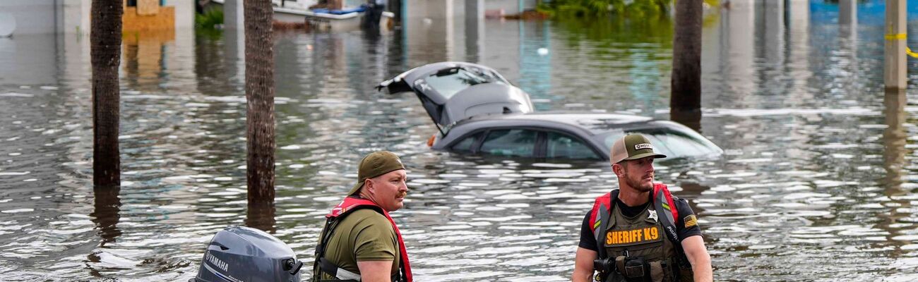 Rettungskräfte sind in der Stadt Clearwater auf dem Weg zu Sturmopfern., © Mike Stewart/AP/dpa