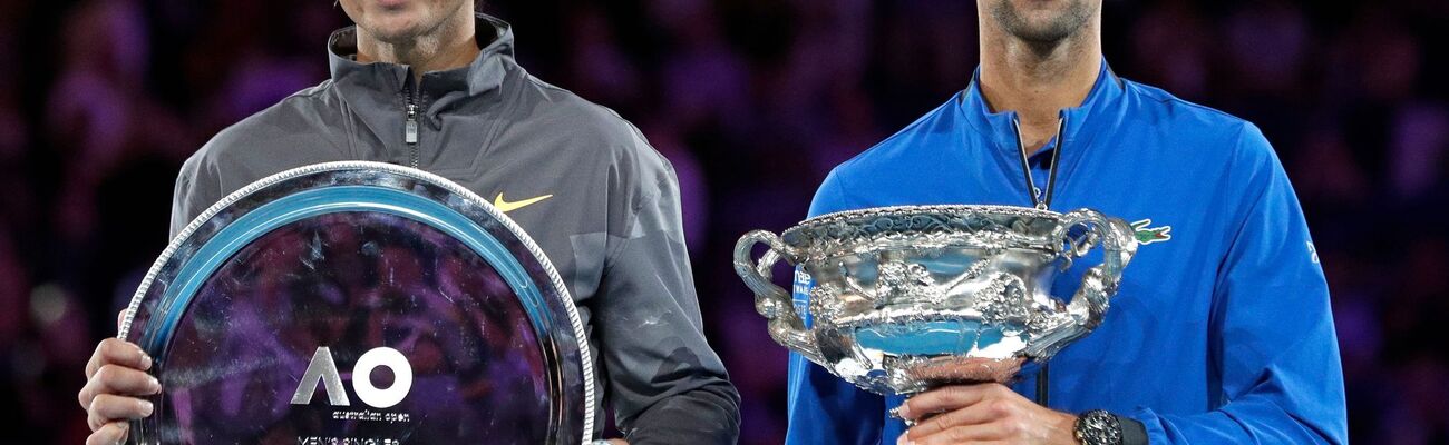 Novak Djokovic (r) will Rafael Nadal bei seinem letzten Spiel die Ehre erweisen., © Aaron Favila/AP/dpa