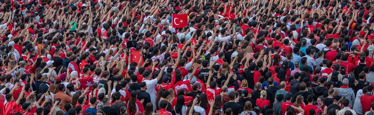 Gegen einen Mann ist Anklage wegen versuchten Mordes erhoben worden, weil er Menschen mit türkischen Fan-Utensilien mit einem Messer verletzt haben soll. (Archivfoto) , © Christoph Schmidt/dpa