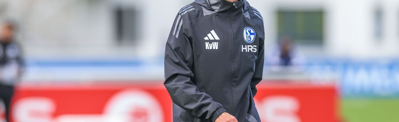 Schalke spielte beim Debüt von Kees van Wonderen unentschieden., © Tim Rehbein/dpa