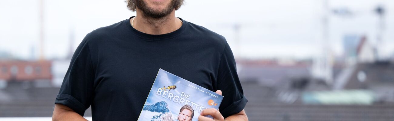 In dem Buch «Die Bergretter» erzählt Schauspieler Sebastian Ströbel von den Dreharbeiten zur gleichnamigen ZDF-Serie., © Sven Hoppe/dpa