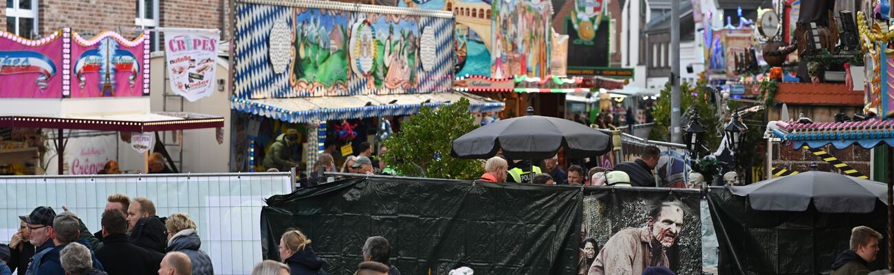 Auf dem Gallimarkt, Ostfrieslands größtem Volksfest, ist eine Geisterbahn in Brand geraten. Fünf Menschen wurden verletzt., © Lars Penning/dpa