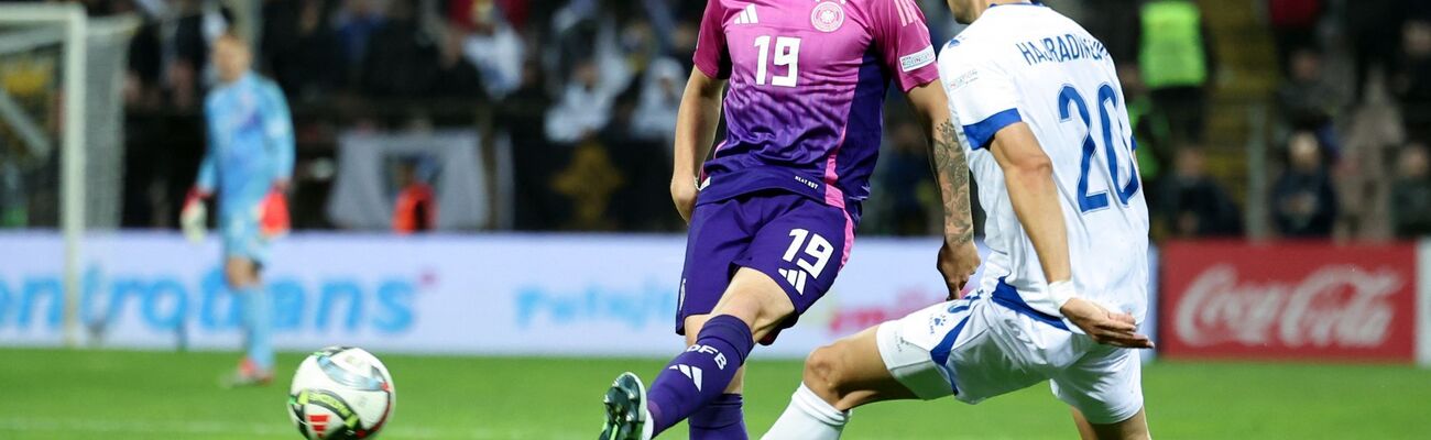 Angelo Stiller (l) am Ball. Gegen die Niederlande darf der Stuttgarter erstmals beginnen., © Christian Charisius/dpa