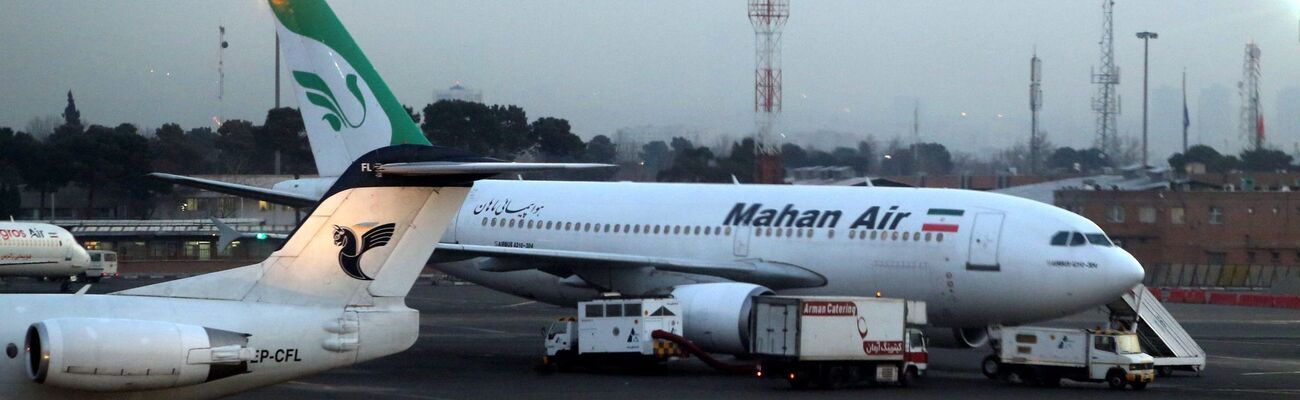 Dürfen künftig nicht mehr in die EU fliegen: Passagierflugzeuge der iranischen Fluggesellschaft Mahan Air. (Archivbild), © Abedin Taherkenareh/EPA/dpa