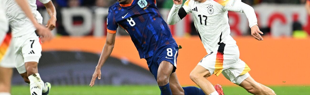 Florian Wirtz (r), hier im Zweikampf mit Hollands Ryan Gravenberch, musste zur Pause angeschlagen raus., © Sven Hoppe/dpa