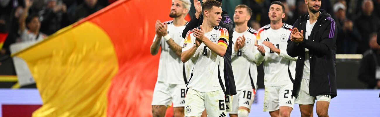 Glückliche deutsche Spieler um Kapitän Joshua Kimmich (vorne) auf der Jubelrunde durch das Stadion., © Tom Weller/dpa