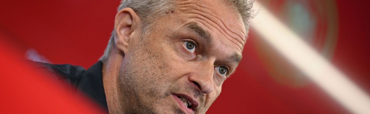 Der neue Bundestrainer der Fußballerinnen wird sein Debüt im legendären Wembley-Stadion feiern., © Arne Dedert/dpa