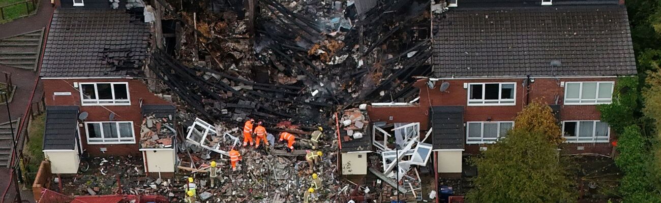 Nach der Explosion folgte ein Feuer: die zerstörte Häuserzeile in Newcastle. , © Owen Humphreys/PA Wire/dpa