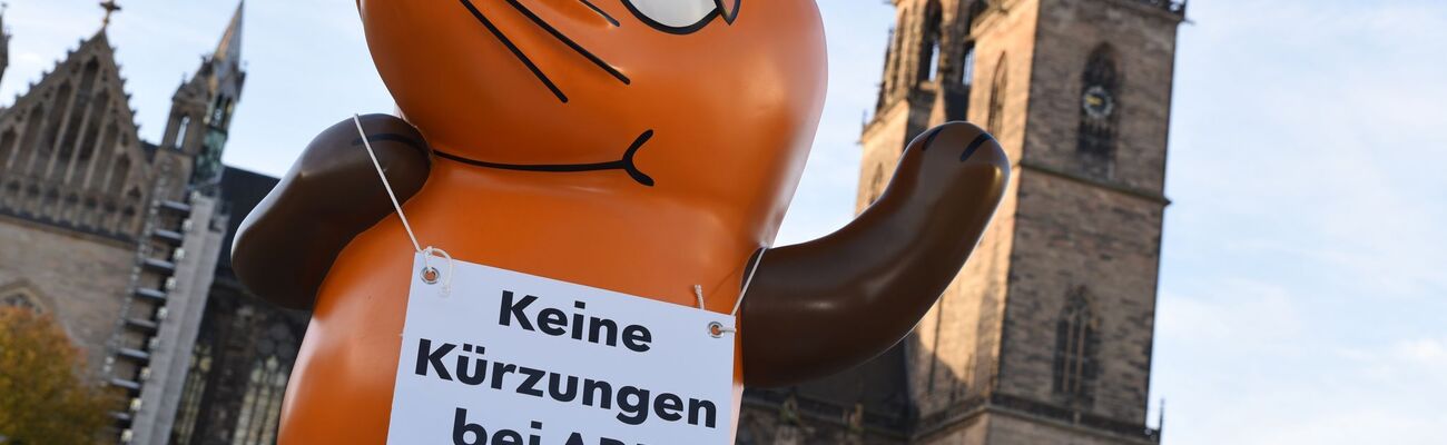 Die von Aktivisten «entführte» Maus protestiert in Magdeburg gegen Kürzungen beim öffentlich-rechtlichen Rundfunk. , © Simon Kremer/dpa