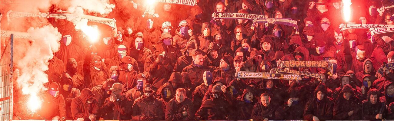 Der Einsatz von Pyrotechnik in Stadien sorgt bei Politikern und Verbänden regelmäßig für große Kritik., © Axel Heimken/dpa