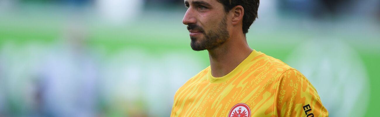 Eintracht Frankfurts Kevin Trapp soll im Auswärtsspiel bei Bayer Leverkusen nach seiner Verletzung wieder im Tor stehen., © Swen Pförtner/dpa