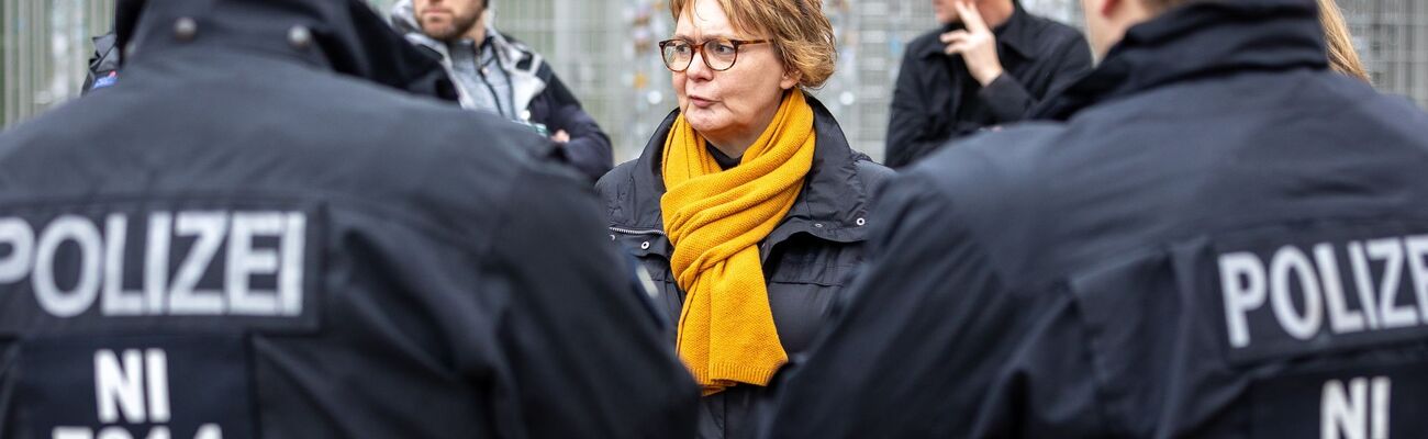 Niedersachsens Innenministerin Behrens hatte in den vergangenen Monaten auf einen Ausschluss aller Gästefans beim Derby Braunschweig gegen Hannover gedrängt. (Archivbild), © Moritz Frankenberg/dpa