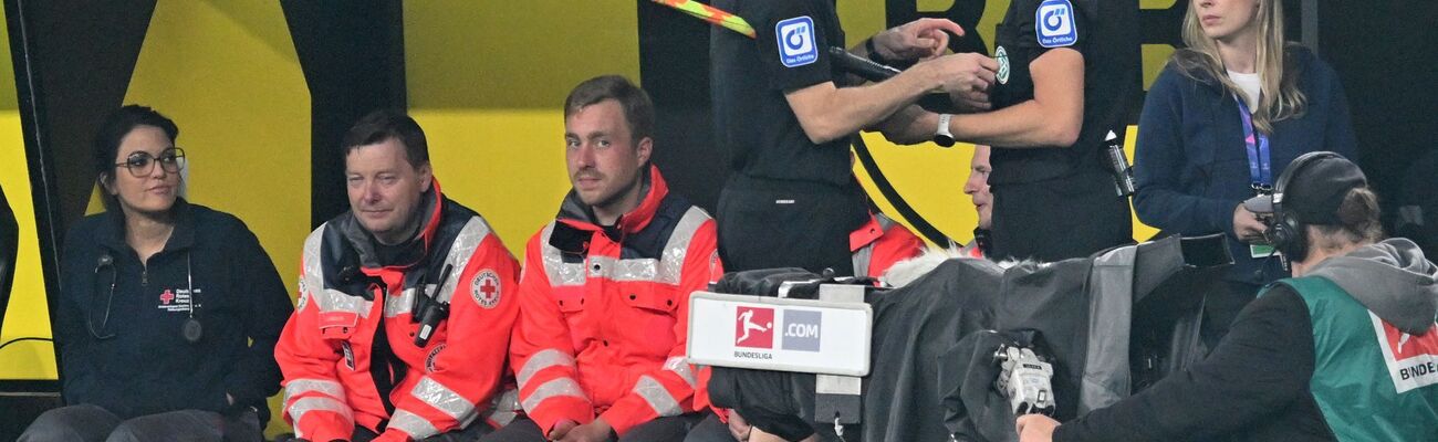 Schiedsrichter Matthias Jöllenbeck (r) muss neu verkabelt werden., © Bernd Thissen/dpa